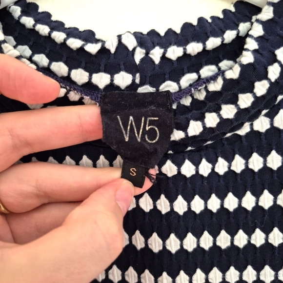 W5 Navy & White Geometric Sleeveless Mock Neck Top – Size Small - Picture 2 of 3